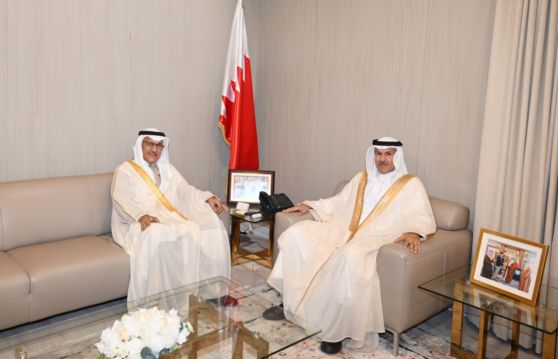 وكيل وزارة الداخلية لشئون الجنسية والجوازات والإقامة يستقبل مستشار شئون المجتمع بوزارة الداخلية<